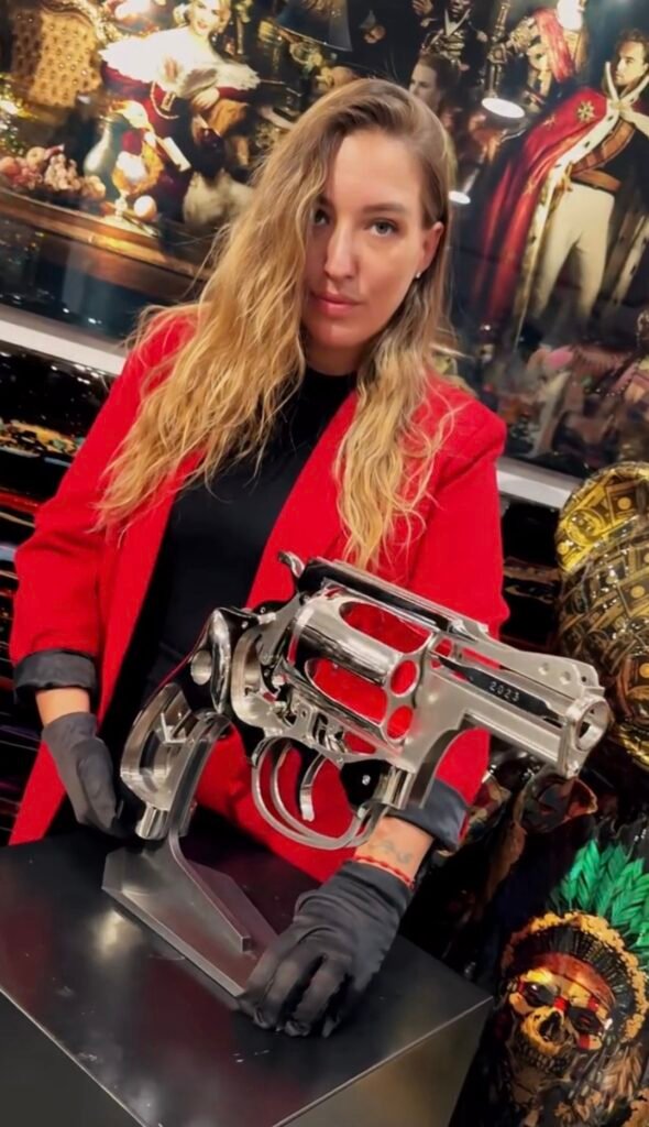 Revolver showpiece